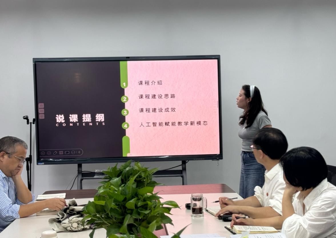 图片包含 室内, 人, 桌子, 男人描述已自动生成