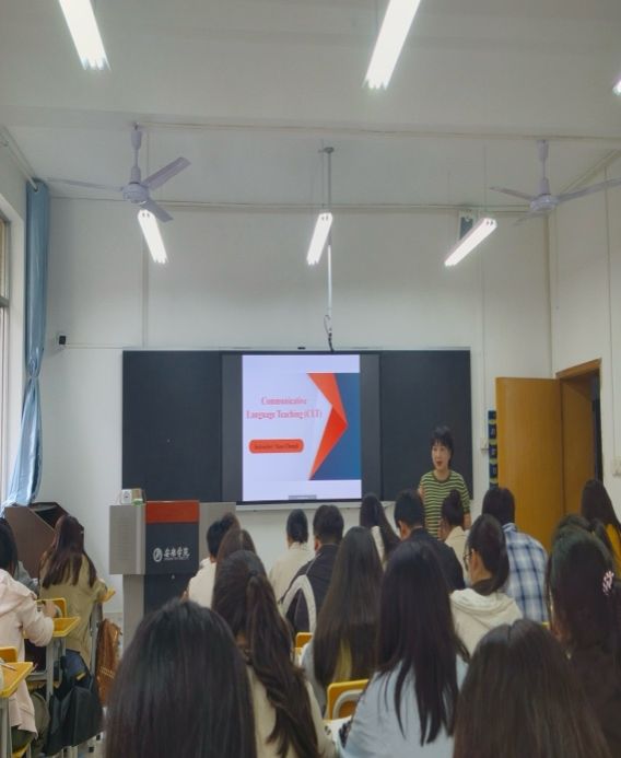 会议室里的人们描述已自动生成